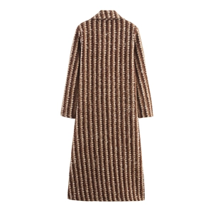 Vue arrière d'un manteau long pour femme à rayures verticales marron et beige