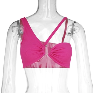 Détail du crop top côtelé rose avec bretelle asymétrique et anneau métallique décoratif