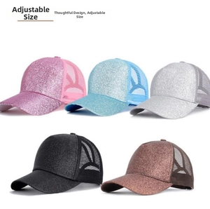 Dettaglio set di cappellini trucker glitterati in rosa, blu, argento, nero e oro rosa