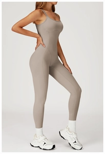 Détail d'un body de sport taupe avec fines bretelles et tissu de yoga mat de haute qualité