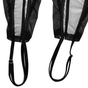 Gros plan sur le tissu en maille noire avec sangles élastiques et boucles métalliques
