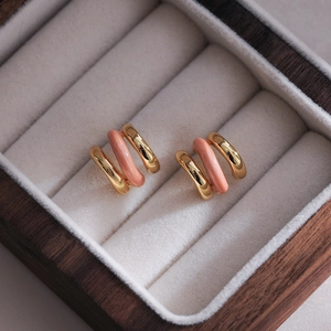 French vintage spiral C-shaped earrings in pink and gold enamel finish