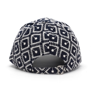 Detalle de gorra de béisbol azul marino con bordado blanco y hebilla de metal ajustable