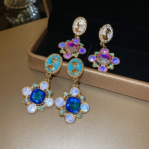 Vue détaillée de boucles d'oreilles vintage style peinture à l'huile avec gemmes