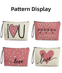 Details von vier Canvas-Kosmetiktaschen mit verschiedenen rosa Herz- und Love-Prints