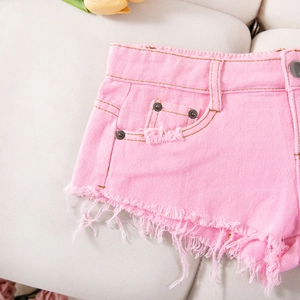 Detailansicht der pinkfarbenen Denim-Shorts mit Distressed-Effekt und Fransenrand