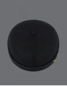Vue de dessus du bonnet docker sans bord avec broderie et détails de la texture