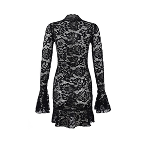 Détail du tissu en dentelle florale noire sur robe à manches longues évasées