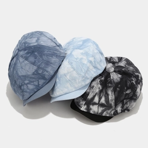 Achteckige Tie-Dye-Schirmmützen in Marineblau und Hellblau aus Retro-Baumwoll-Canvas