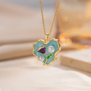 18k vergoldete Herzanhänger Halskette mit blauem Emaille, Blume und Perlen