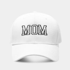 Detalle del bordado MOM en una gorra de algodón blanco con visera curvada