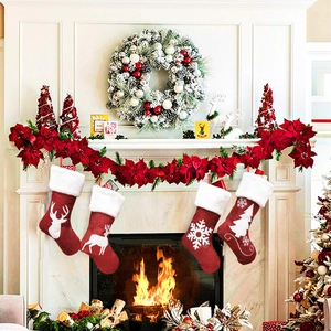 Lot de quatre chaussettes de Noël rouges avec broderies de rennes et sapin sur cheminée