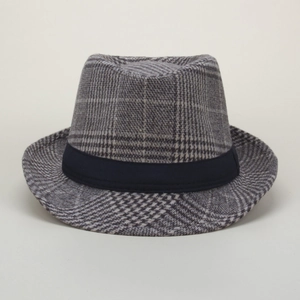 Vista dettagliata di un cappello fedora vintage in lana grigia a quadri con fascia