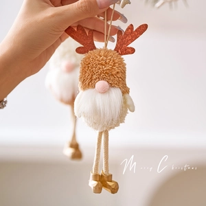 Pendentif renne nain de Noël en peluche avec fourrure brune et bottes dorées décoratives