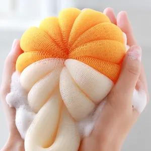 Spugna da bagno bicolore arancione e crema che produce schiuma ricca per un lavaggio delicato