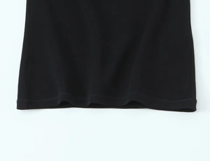 Gros plan sur l'ourlet du t-shirt noir à manches longues avec texture tricotée