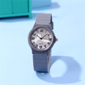 Details einer grauen Camouflage-Quarzuhr mit Silikonarmband und Zifferblatt