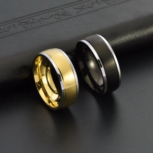 Matte gebürstete Titanstahlringe mit Gold- und Schwarzmitte und silbernen Polierkanten