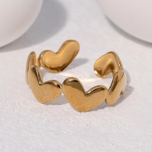 Bague ouverte en acier inoxydable plaqué or 18 carats avec design en forme de cœurs