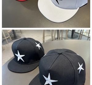 Détail d'une broderie d'étoile sur des casquettes de baseball en coton à bord plat noires et blanches