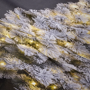 Dettaglio del tessuto morbido e calde luci LED sulla tappezzeria dell'albero di Natale