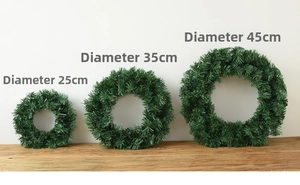 Comparaison détaillée de couronnes de Noël en PVC de 25cm, 35cm et 45cm sur bois