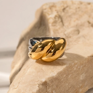 Bague torsadée bicolore en or 18 carats et argent sur un socle en pierre naturelle