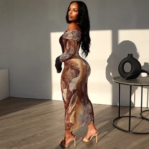 Robe longue moulante rétro à imprimé marbré, épaules dénudées et manches longues