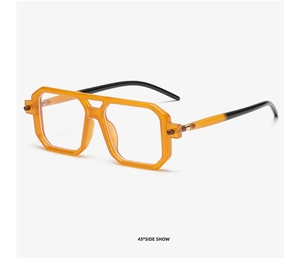 Details von trendigen Doppelsteg-Sonnenbrillen mit transparenten orangefarbenen Rahmen