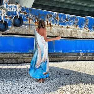 Detail des blau-weißen Segelboot-Prints auf der Rückseite des Satin-Maxikleids für den Strand