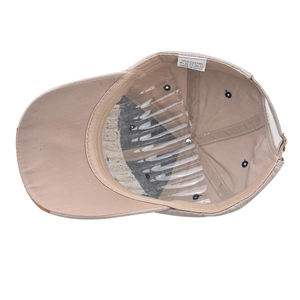 Detail of the 100% cotton inner lining and New York embroidery on the vintage baseball cap
