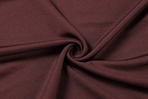 Vue détaillée de la texture du tissu en tricot froncé marron foncé pour robe moulante