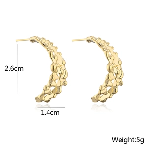 Dettaglio delle dimensioni 2,6cm x 1,4cm per gli orecchini a cerchio dorati irregolari