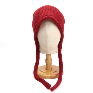 Berretto in maglia rossa con protezione per le orecchie e lunghi nastri per l'inverno