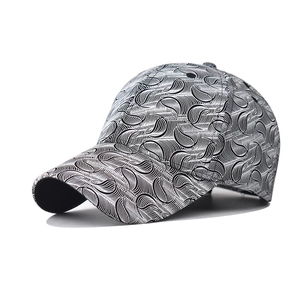 Vue détaillée du motif ondulé à damier et du tissu respirant sur la casquette de baseball