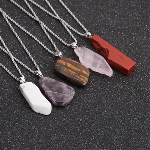 Colliers pendentifs dent de loup facettée avec pierres naturelles et chaînes argent