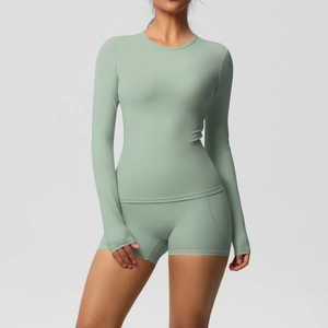 Vue détaillée de l'ensemble de yoga vert sauge avec passe-pouces et coutures ergonomiques