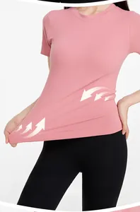 Dettaglio della maglietta sportiva rosa che mostra il tessuto a costine elasticizzato