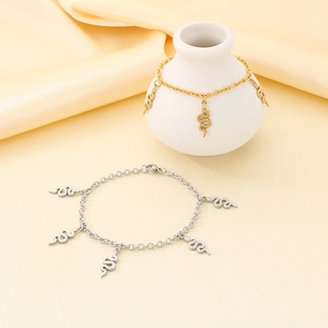 Bracelets avec pendentifs serpent en or et argent sur fond de soie élégante