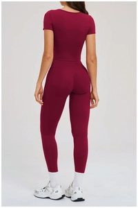 Rückansicht des weinroten Yoga-Sets mit Leggings und figurbetontem Kurzarm-Oberteil