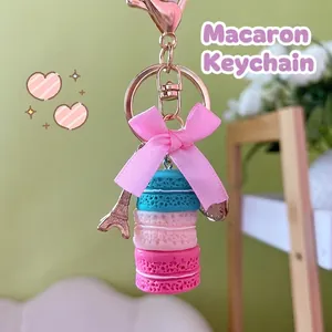 Süßer Macaron-Kuchen-Schlüsselanhänger mit rosa Schleife und Eiffelturm-Anhänger