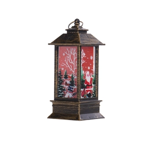 Détail d'une lanterne de Noël vintage en bronze avec motif de Père Noël et forêt enneigée