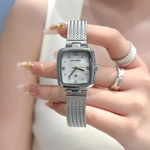 Elegante silberne quadratische Uhr mit Mesh-Armband und Perlmutt-Zifferblatt an der Hand