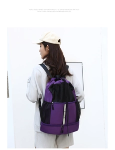 Dettaglio dello zaino viola impermeabile con inserti in mesh e striscia riflettente