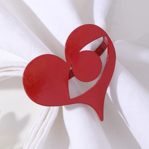 Gros plan d'un rond de serviette rouge en forme de cœur avec note de musique sur tissu blanc