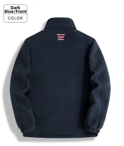 Dettaglio retro della giacca in pile con logo ricamato e polsini elastici rifiniti