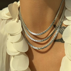 Collier triple rangée en maille serpent plate argentée avec finition scintillante
