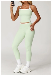 Vue détaillée du débardeur de yoga vert menthe avec liserés blancs et legging assorti