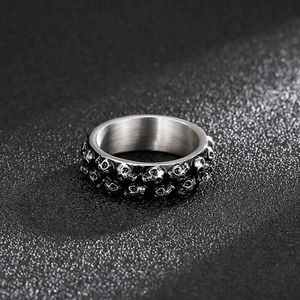 Details des Punk-Edelstahlrings mit geprägtem Totenkopf-Design und Silber-Finish