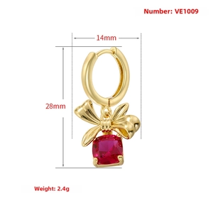 Macro detail of Christmas bow earrings with red gemstones and 28mm dimension marks